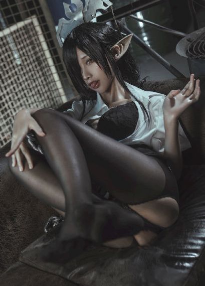 校花的玉腿被我扛在肩上