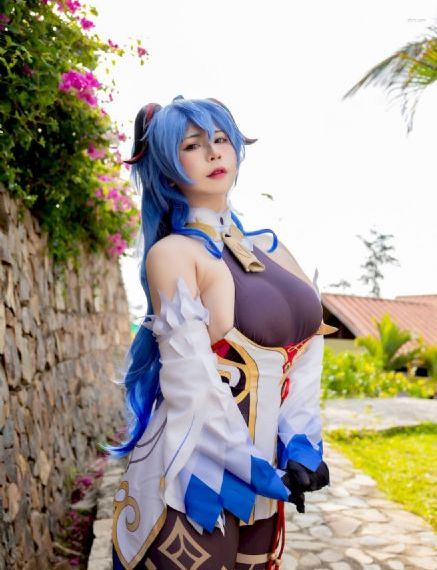 把阴茎放入丈母的逼里